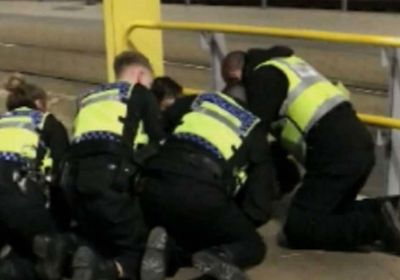 بنفس طريقة "فلويد".. الشرطة الأمريكية تقتل شابًا لاتينيًا