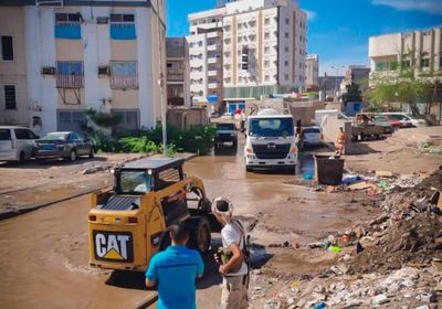 إزالة مخلفات الأمطار من شوارع الشيخ عثمان