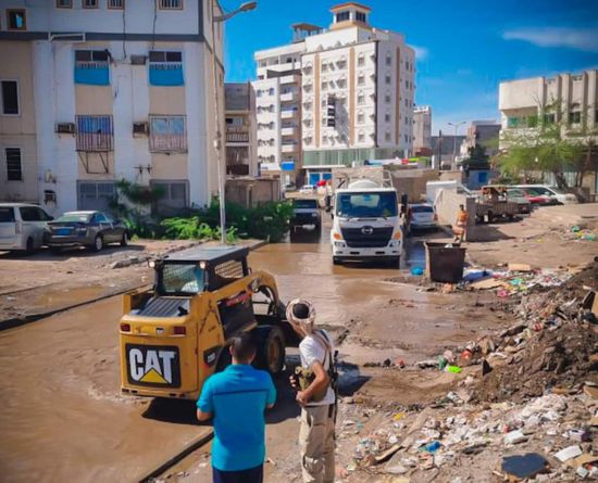 إزالة مخلفات الأمطار من شوارع الشيخ عثمان