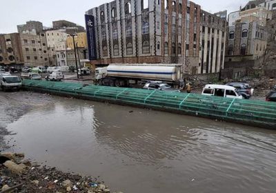 مياه السيول تغمر شوارع وادي القاضي بتعز