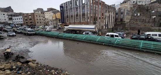 مياه السيول تغمر شوارع وادي القاضي بتعز