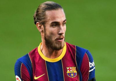 برشلونة يعلن تمديد عقد أوسكار مينجوزا
