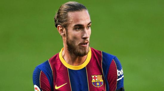 برشلونة يعلن تمديد عقد أوسكار مينجوزا