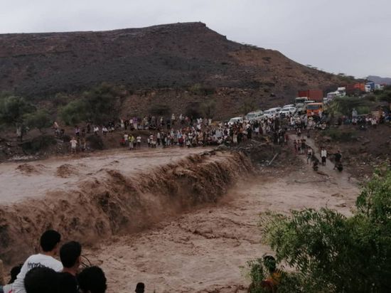 السيول تعرقل الحركة المرورية في ردفان