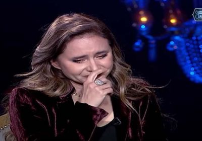 نيللي كريم تبكي على الهواء لهذا السبب (فيديو)