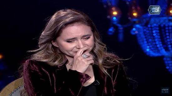 نيللي كريم تبكي على الهواء لهذا السبب (فيديو)