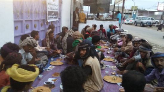 "إغاثية انتقالي المحفد" توزع وجبات إفطار على عابري السبيل