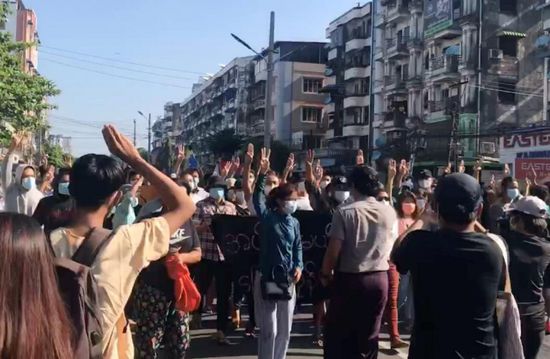  محتجون بالآلاف يتظاهرون في ميانمار رفضا للحكم العسكري