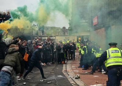 الاشتباكات تتواصل بين الشرطة ومشجعي يونايتد خارج أولد ترافورد