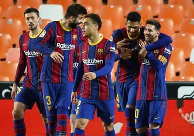 ثنائية ميسي تقود برشلونة لفوز ثمين على فالنسيا وتعزيز طموحاته في الدوري الإسباني