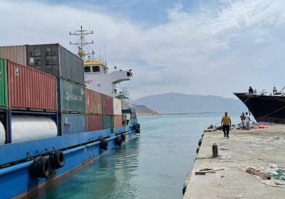 شحنة نفطية إماراتية تصل إلى ميناء سقطرى