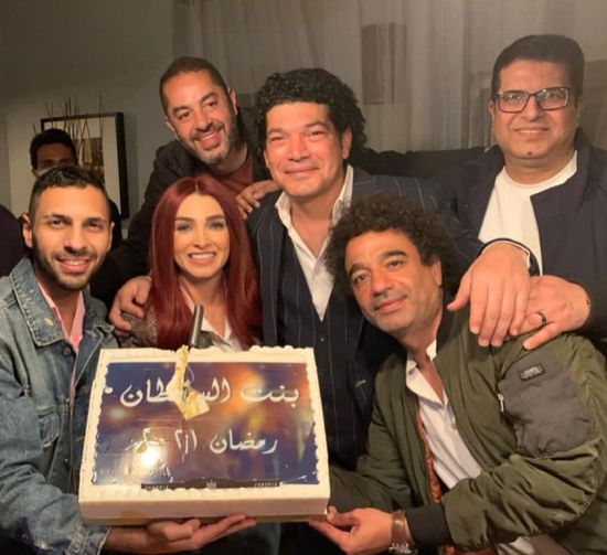 فريق عمل مسلسل "بنت السلطان" يحتفل بانتهاء التصوير (فيديو)