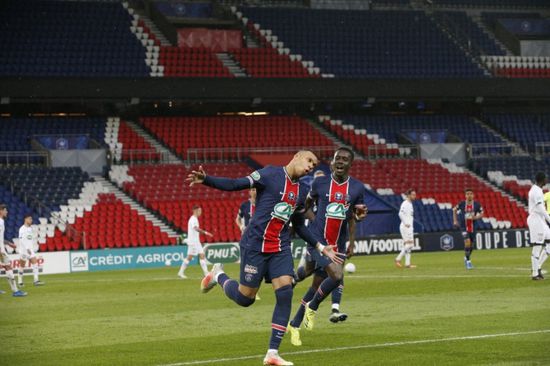 مدافع مانشستر سيتي يترقب بشغف مواجهة مبابي ونيمار