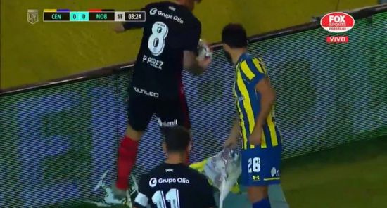 طائرة تقتحم ملعب مباراة القمة في الدوري الأرجنتيني