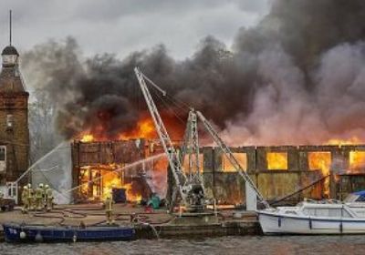 حريق ضخم بأحد القوارب بالقرب من نهر التايمز ببريطانيا