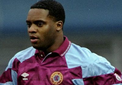 تقرير: اتكينسون لاعب استون فيلا السابق توفى نتيجة الركل والصعق من قبل رجل شرطة