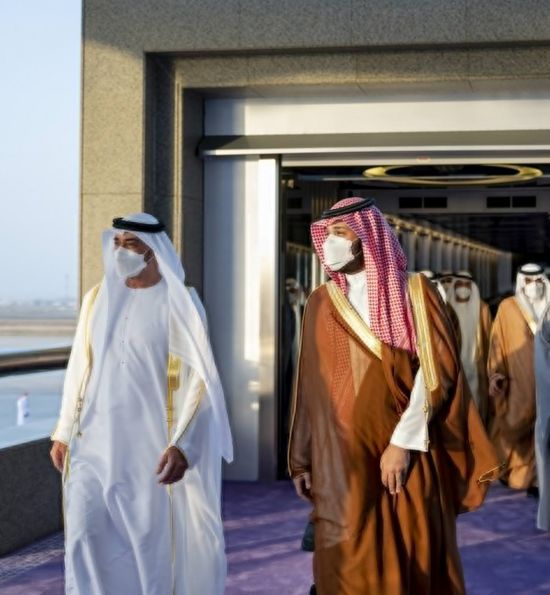 بن زايد وبن سلمان يبحثان العلاقات الإماراتية السعودية