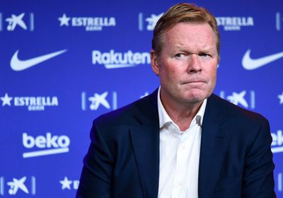 برشلونة يرفض رفع الراية البيضاء بشأن عقوبة كومان