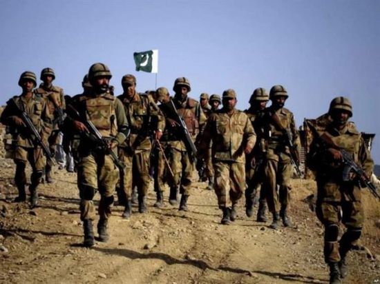 مقتل 4 جنود باكستانيين في هجوم مسلح غرب البلاد