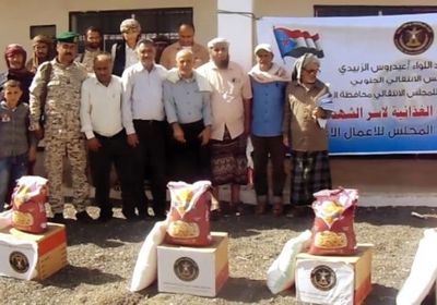 بمبادرة من الزُبيدي.. سلال غذائية تصل لأسر شهداء الضالع