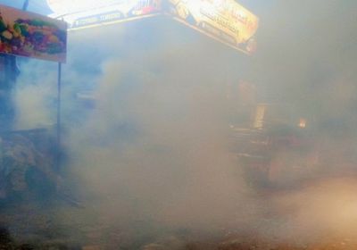 بالصور.. رش ضبابي في حبيل الريدة لمكافحة البعوض