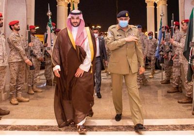 نائب وزير الدفاع السعودي يلتقي قائد الجيش الباكستاني