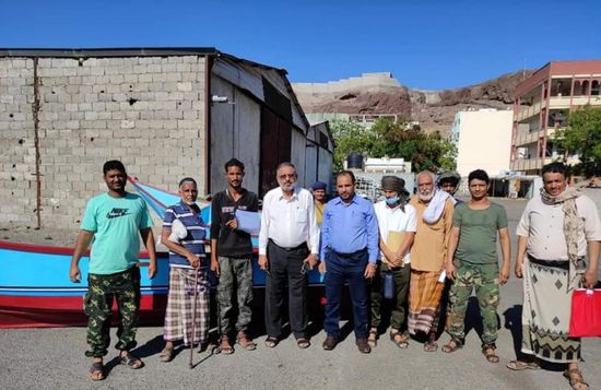 السقطري يتكفل بقاربي صيد لمتضررين في عدن