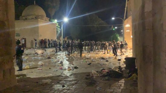 إصابة 53 فلسطينيًا خلال اشتباكات عنيفة مع قوات إسرائيلية بساحة الأقصى (صور)
