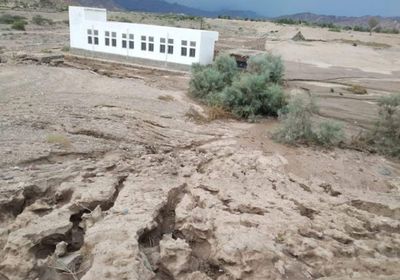 السيول تحاصر مدرسة في الملاح.. وتهدد بجرفها