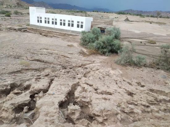 السيول تحاصر مدرسة في الملاح.. وتهدد بجرفها