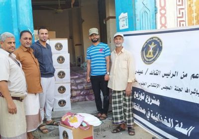 ذوو شهداء صيرة يتسلمون سلالا غذائية من "الانتقالي"