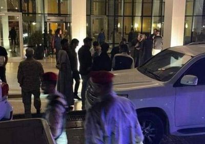 بعد محاصرته.. المنفي يغادر الفندق من الباب الخلفي