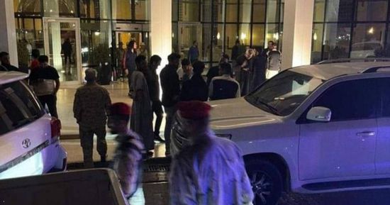 بعد محاصرته.. المنفي يغادر الفندق من الباب الخلفي