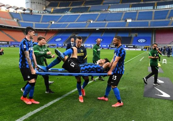 إنتر ميلان يحتفل بلقب الدوري الإيطالي بفوز عريض على سامبدوريا