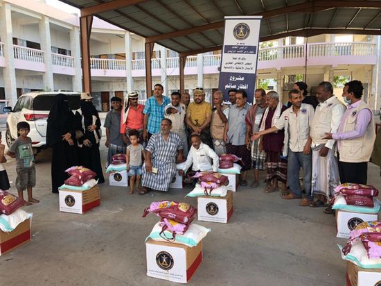 عرفانًا بتضحياتهم..  "الانتقالي" يمنح أسر شهداء عدن مواد تموينية