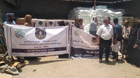 سلال غذائية لأسر الشهداء في أبين