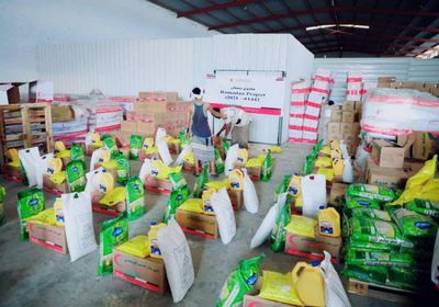 توزيع مئات السلال الغذائية الإماراتية بحضرموت وشبوة