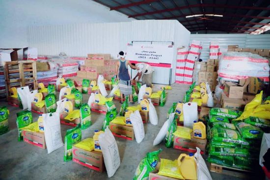 توزيع مئات السلال الغذائية الإماراتية بحضرموت وشبوة