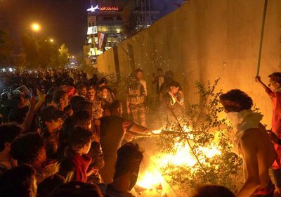 متظاهرون عراقيون يحاصرون القنصلية الإيرانية بكربلاء