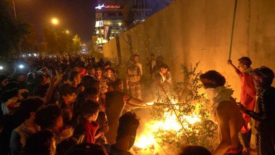 متظاهرون عراقيون يحاصرون القنصلية الإيرانية بكربلاء