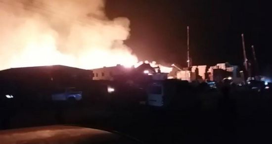 الحريق مستمر.. النار تلتهم 4 أحواش خشب أخرى بلحج