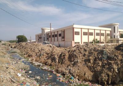 القمامة ومخلفات البناء تداهم قنوات الري في جعار
