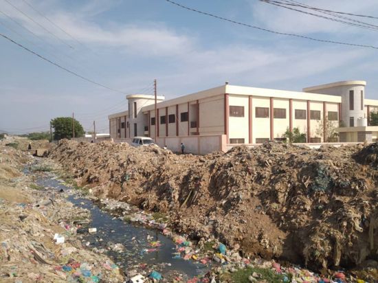 القمامة ومخلفات البناء تداهم قنوات الري في جعار