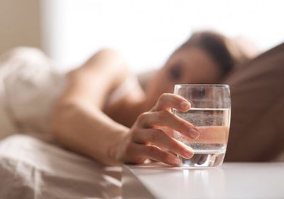 فوائد شرب كوب من الماء قبل النوم