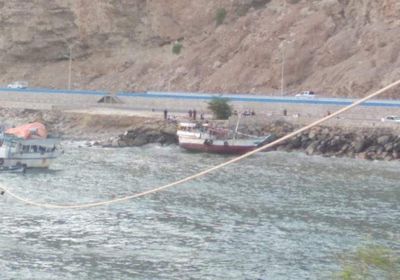 إنقاذ مركبين بحريين من الاصطدام بالصخور بالمكلا