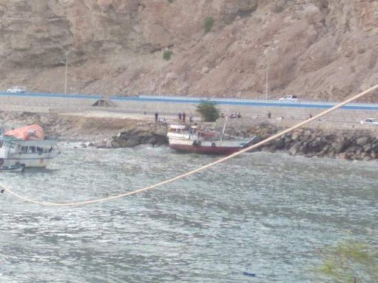 إنقاذ مركبين بحريين من الاصطدام بالصخور بالمكلا