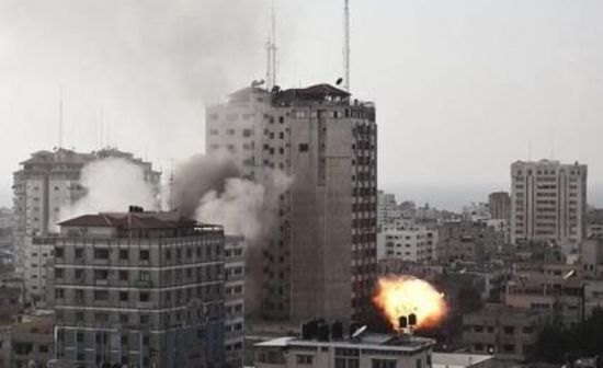  إسرائيل تمهل المكاتب الصحفية في برج الجلاء بغزة دقائق لإخلائه قبل قصفه