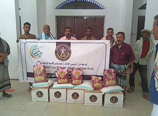 برعاية الانتقالي.. توزيع سلال غذائية على أسر الشهداء بلودر