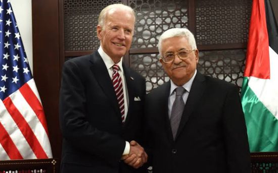  بايدن يُجري اتصالًا هاتفيًا بالرئيس الفلسطيني