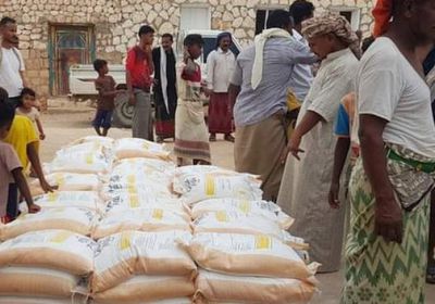 مساعدات غذائية إماراتية لـ 6 أحياء سكنية غرب سقطرى